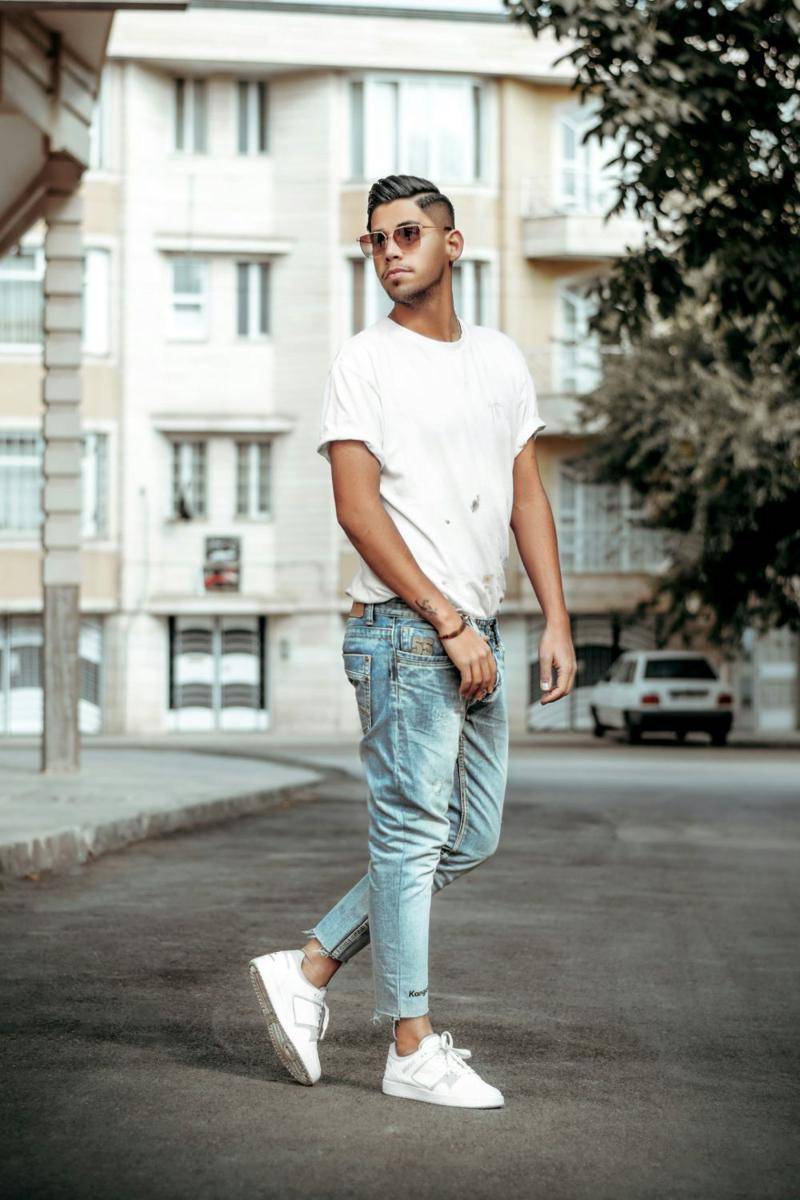 ilustrasi pria mengenakan straight fit jeans (Unsplash.com/Pedram Normohamadian)