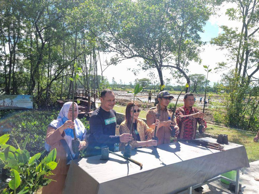 eFishery melakukan penanaman mangrove di sekitar lokasi tambak di Maros pada peringatan Hari Bumi. (Dok. Istimewa)
