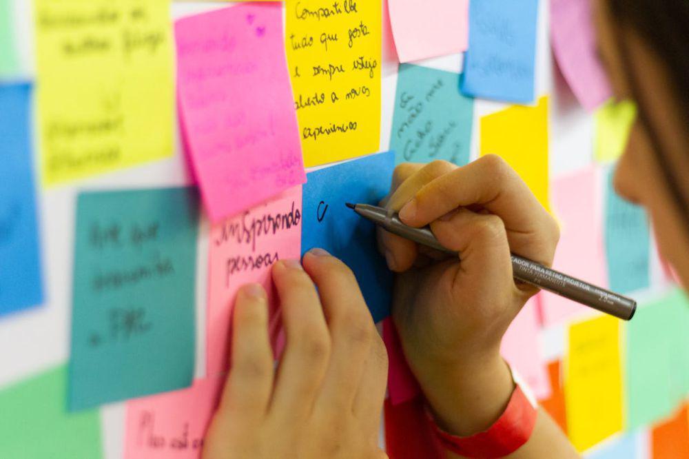 ilustrasi menuliskan sesuatu pada secarik sticky note (pexels.com/Bruno Bueno)