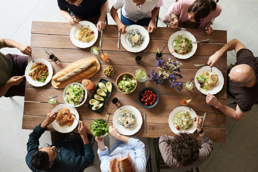 5 Etika Saat Makan Bersama, Menghargai Orang Lain