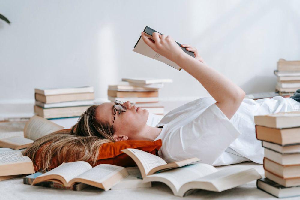 5 Manfaat Membaca Novel, Cocok untuk Mengatasi Kesepian