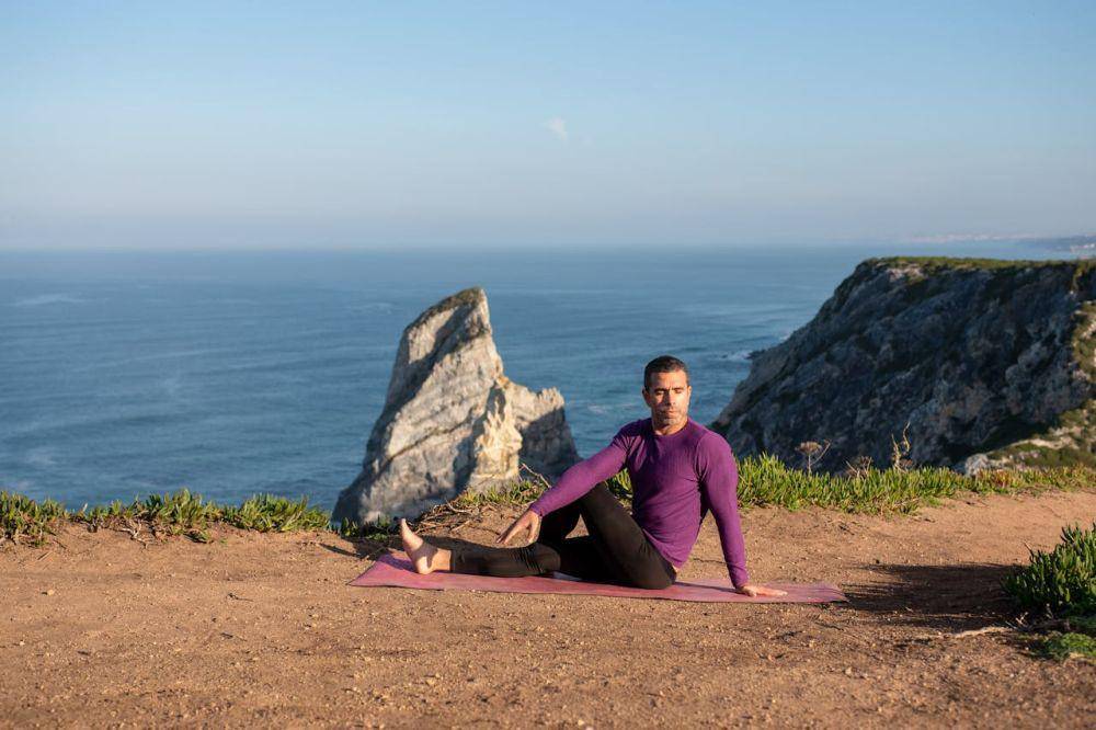 ilustrasi pose One-Legged Seated Spinal Twist (pexels.com/Kampus Production)