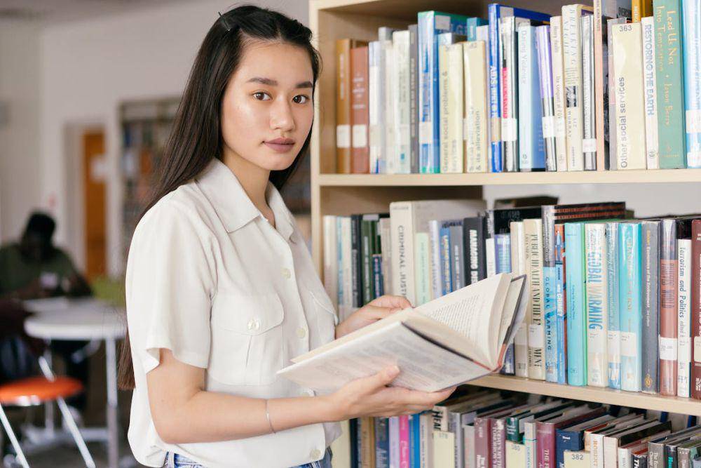 ilustrasi belajar di perpustakaan (pexels.com/Mikhail Nilov)