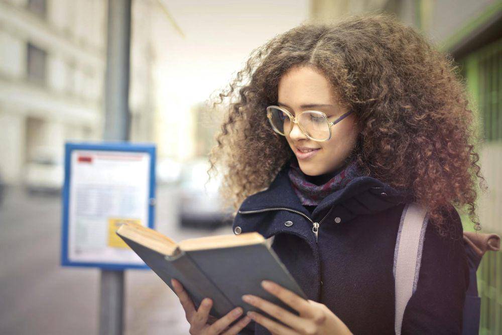 ilustrasi membaca buku (pexels.com/Andrea Piacquadio)