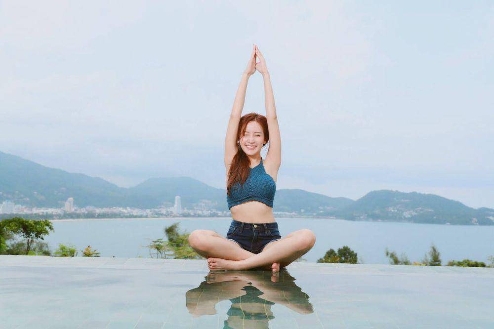 ilustrasi pose duduk dengan dada terbuka (pexels.com/ Pixabay)