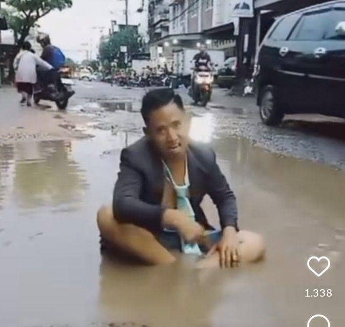 Viral Video Warga Palembang Mengeluh Jalan Rusak, Protes di Kubangan