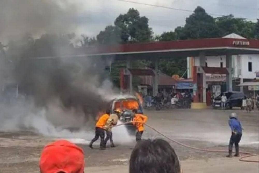 (Mobil Kijang berisi jerigen BBM terbakar di SPBU Muara Enim) IDN Times/istimewa