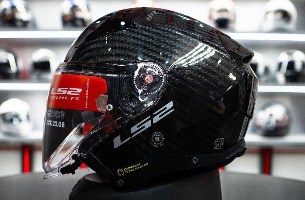 ilustrasi helm yang berlogo SNI (instagram.com/rc_motogarage)