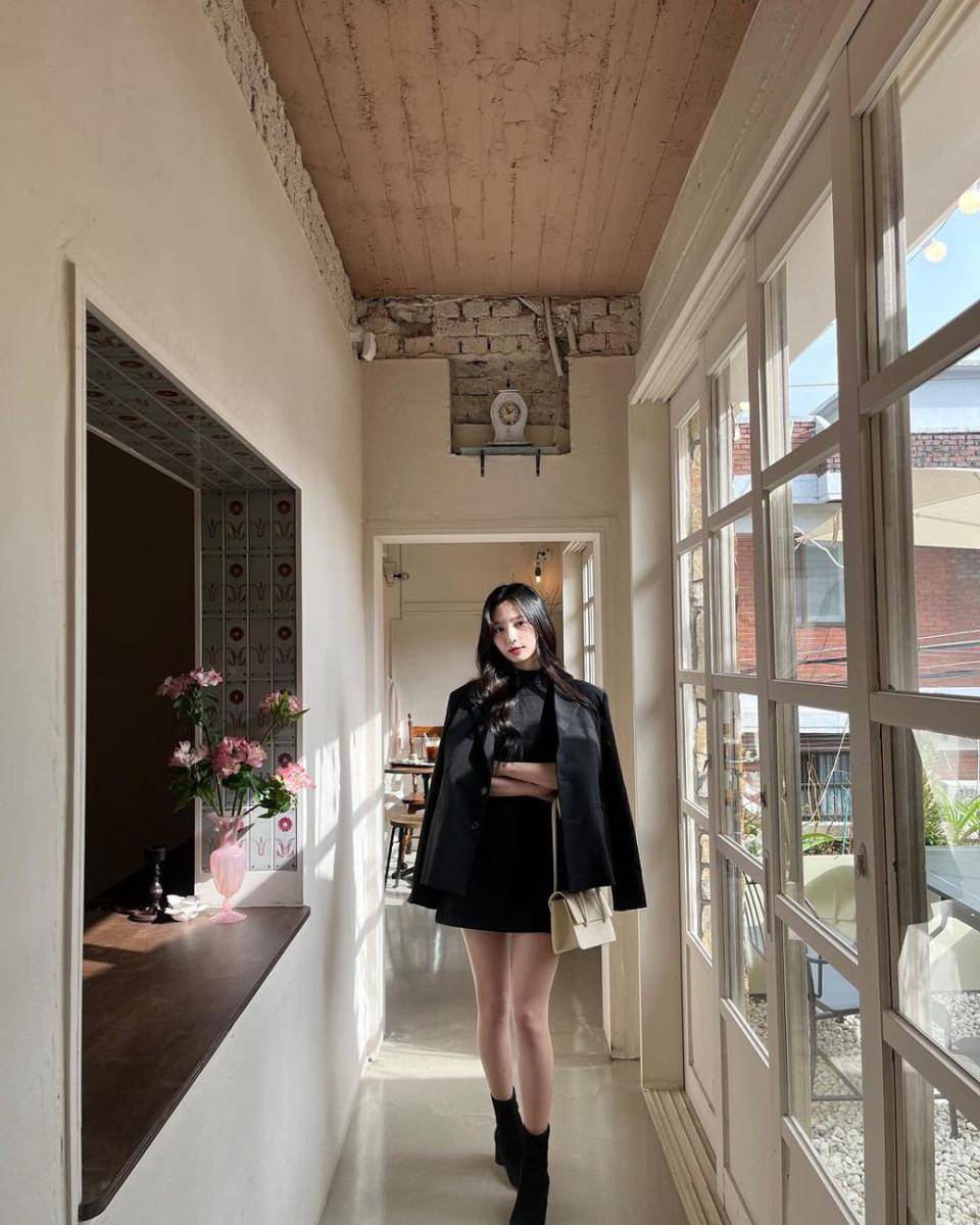 Jiwon (instagram.com/jiwxoxni)