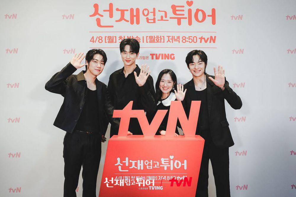 Lee Seung Hyub, Byeon Woo Seok, Kim Hye Yoon, dan Song Geon Hee dalam press conference drama Lovely Runner (dok. tvN/Lovely Runner)