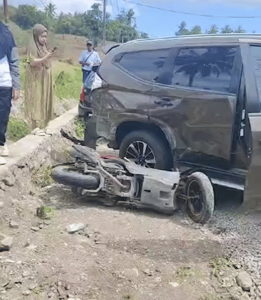 Tangkapan layar rekaman video tabrakan beruntun di Sidrap, Sulawesi Selatan, Selasa (23/4/2024)/Istimewa