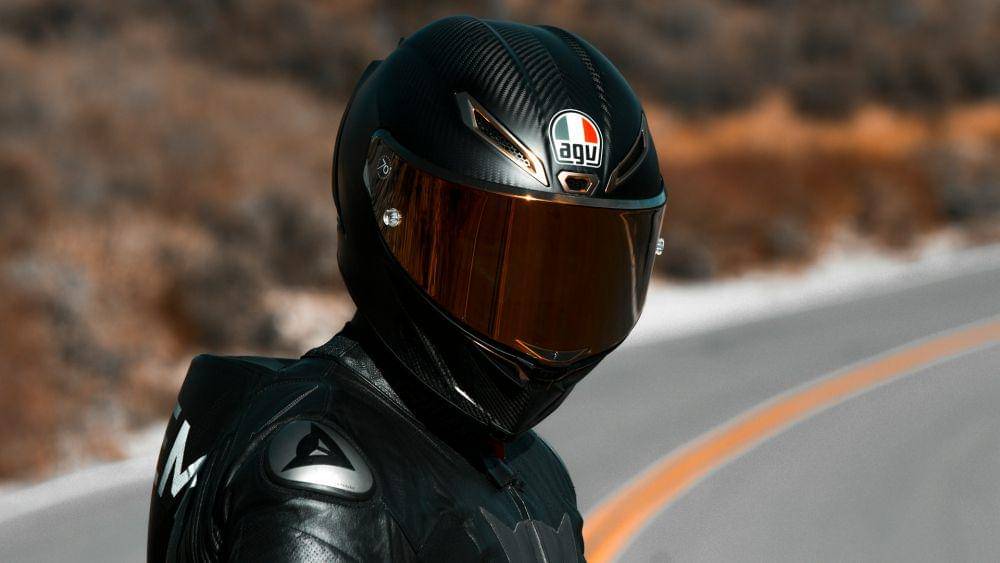 ilustrasi helm full face (Unsplash.com/VANDER FILMS)
