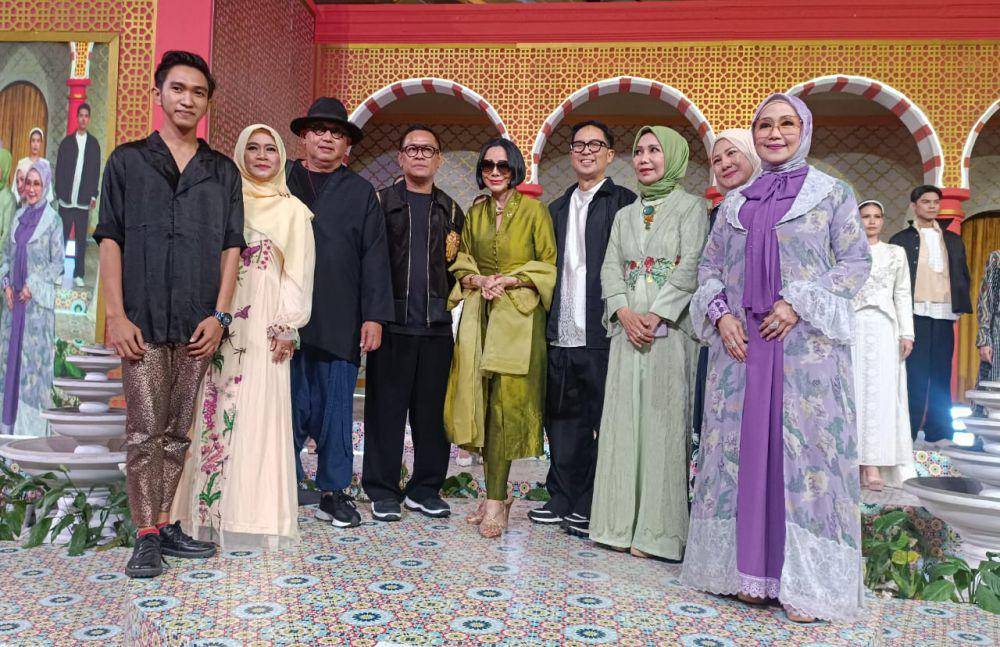 Ketua Umum APPMI Poppy Dharsono berpose bersama para desainer di Ramadan Runway 2024. (dok. Ramadan Runway)