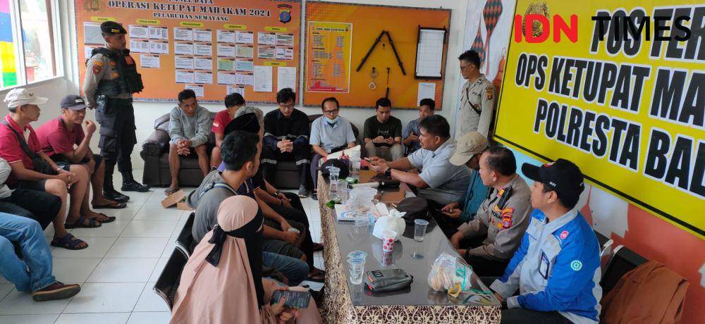Sebanyak 1989 penumpang kapal kecewa terhadap pelayanan awak kapal KM Mutiara Ferindo VII di Pelabuhan Semayang Balikpapan, Selasa (23/4/2024). (IDN Times/Hilmansyah)