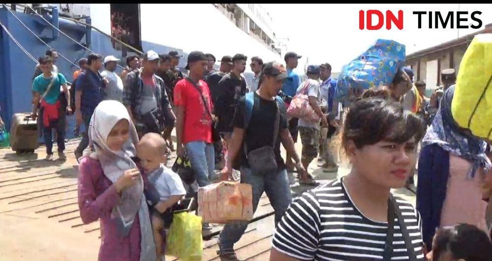 Sebanyak 1989 penumpang kapal kecewa terhadap pelayanan awak kapal KM Mutiara Ferindo VII di Pelabuhan Semayang Balikpapan, Selasa (23/4/2024). (IDN Times/Hilmansyah)