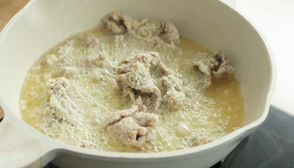 menggoreng bistik (youtube.com/Devina Hermawan)