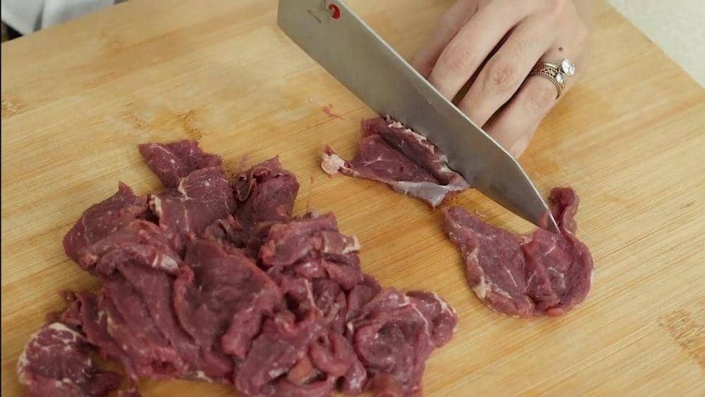 mengiris daging sapi (youtube.com/Devina Hermawan)