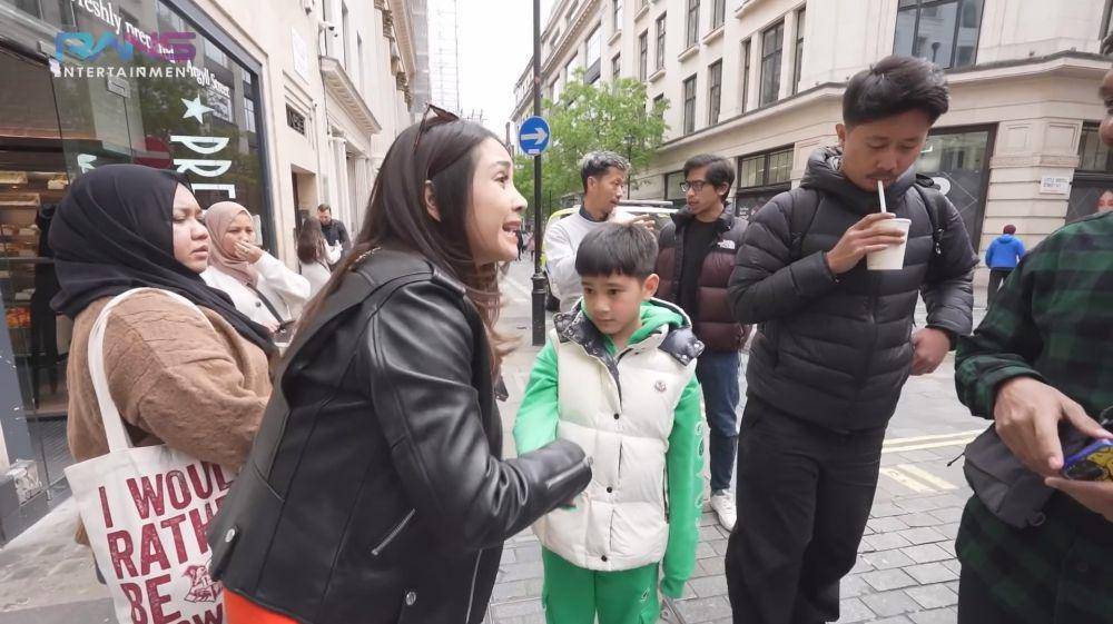 potret Rafathar nonton pertandingan Manchester City (youtube.com/ransentertainment)