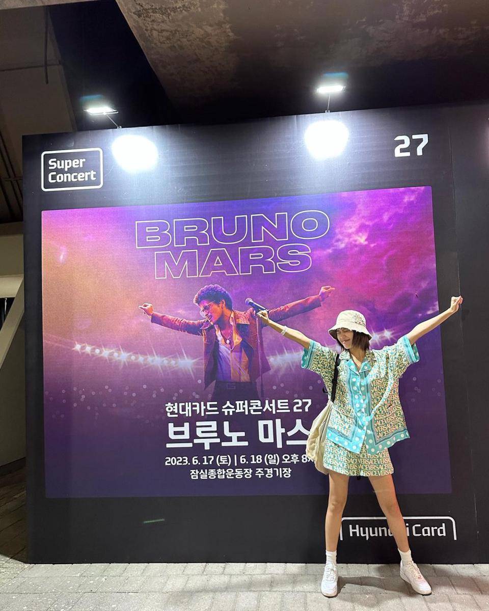 outfit cewek kue (instagram.com/sooyoungchoi)