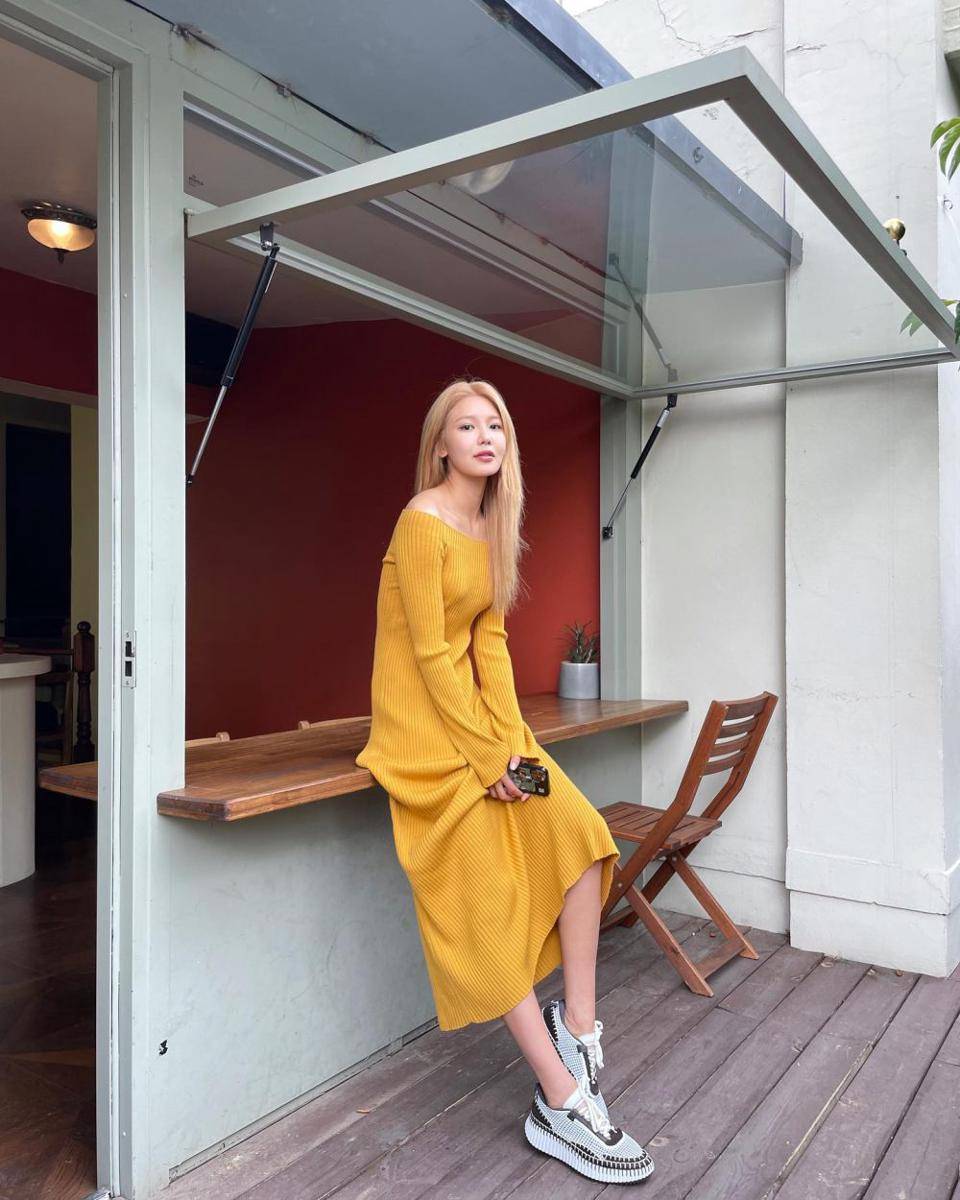 outfit cewek kue (instagram.com/sooyoungchoi)