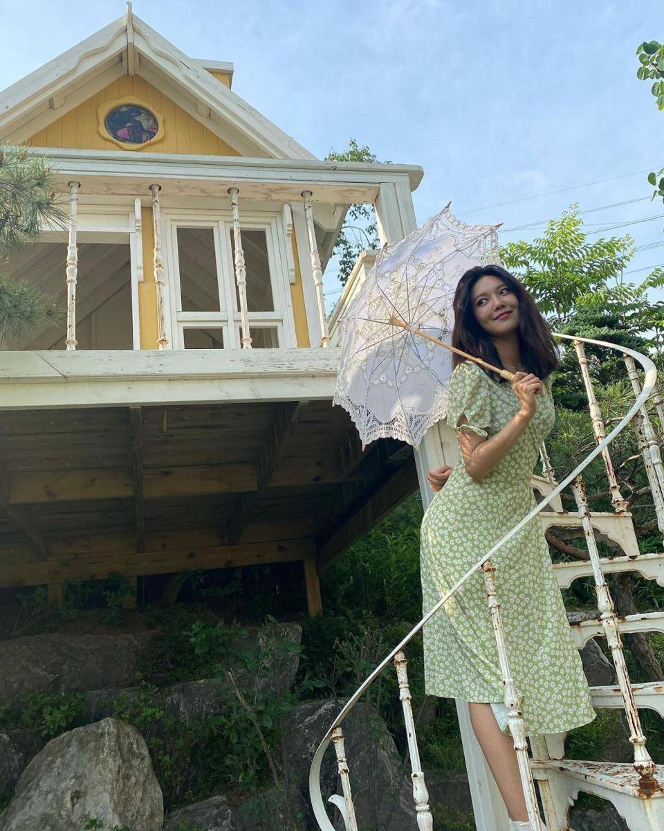 outfit cewek kue (instagram.com/sooyoungchoi)