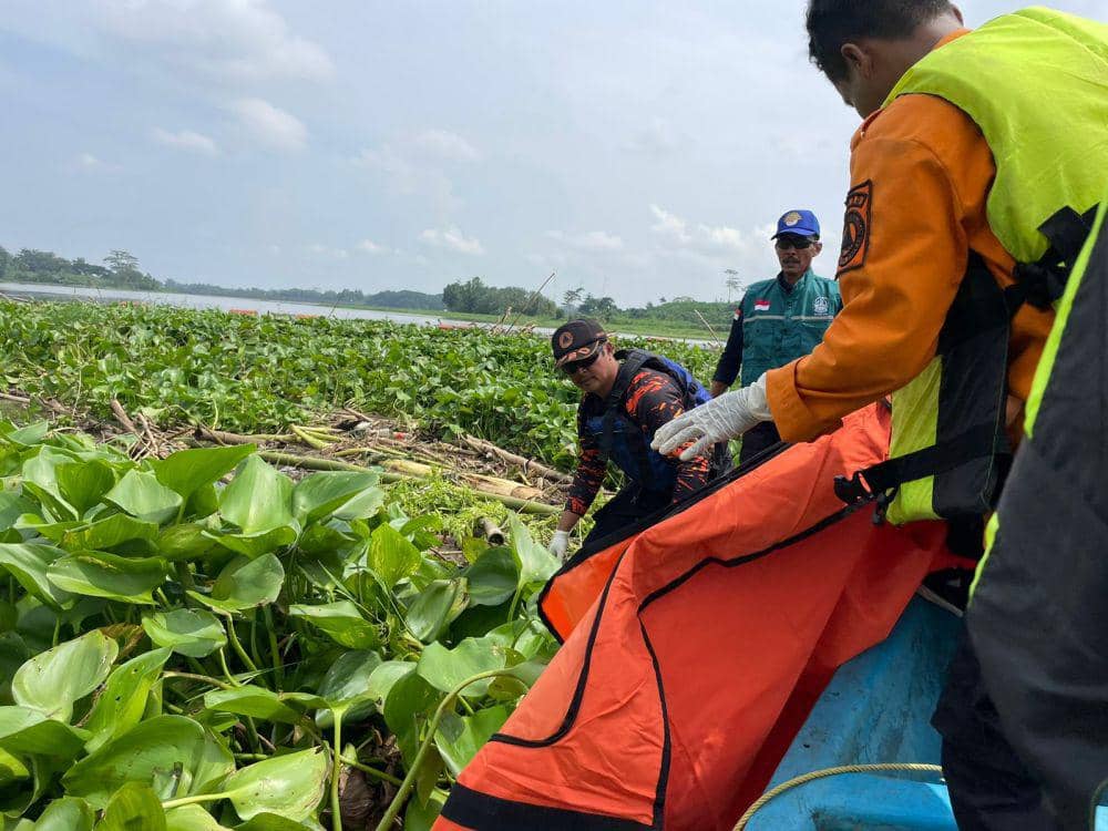Hilang Sisakan Sandal, Lansia Ditemukan Meninggal di Sungai Brantas
