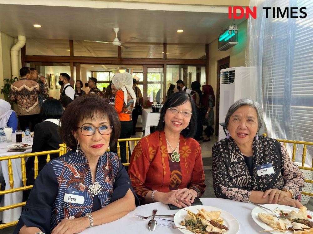 (Ki-Ka) Hera Sudoyo, Uni Lubis, dan Lies Markoes, tiga anggota Alumni Australia di acara Halal Bihalal Kedutaan Besar Australia, Rabu (24/4/2024) (IDN Times/Amara Zahra)