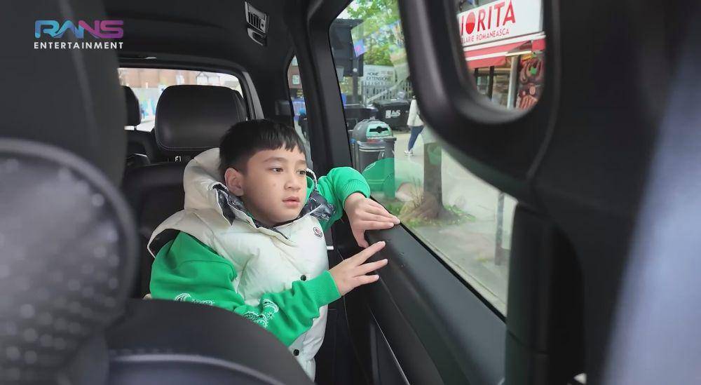 potret Rafathar nonton pertandingan Manchester City (youtube.com/ransentertainment)