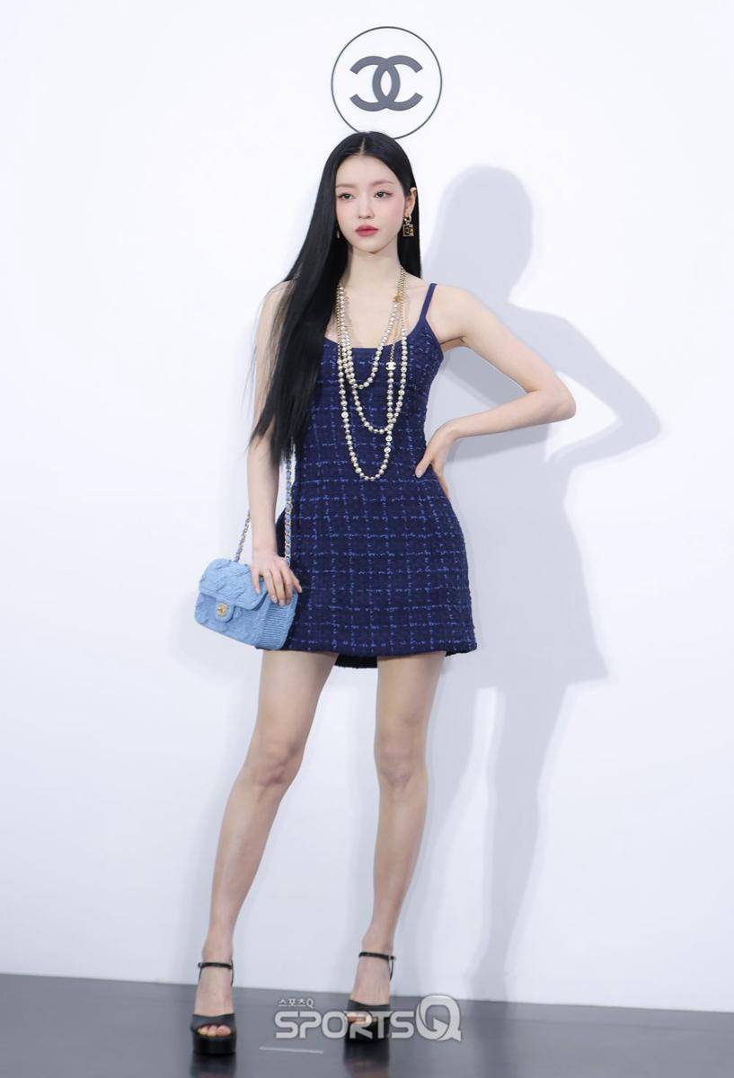potret YooA OH MY GIRL di CHANEL event (twitter.com/sportsqnews)