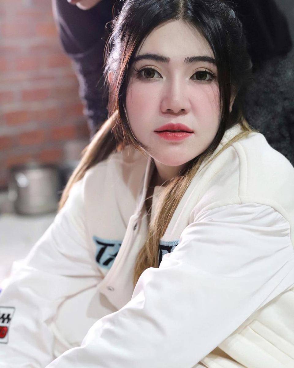 makeup natural ala Via Vallen (instagram.com/viavallen)