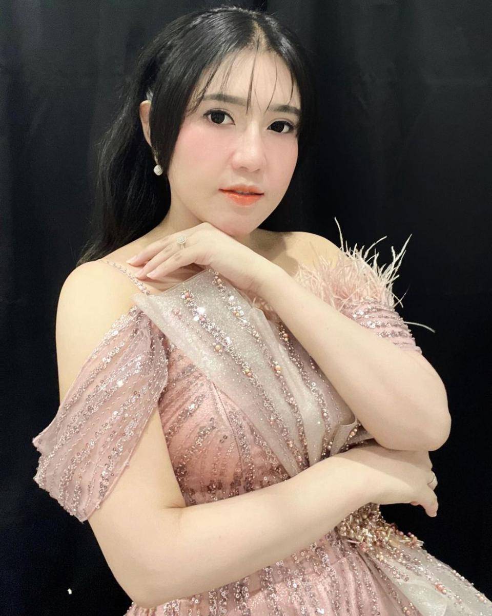 makeup natural ala Via Vallen (instagram.com/viavallen)