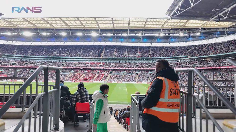 potret Rafathar nonton pertandingan Manchester City (youtube.com/ransentertainment)