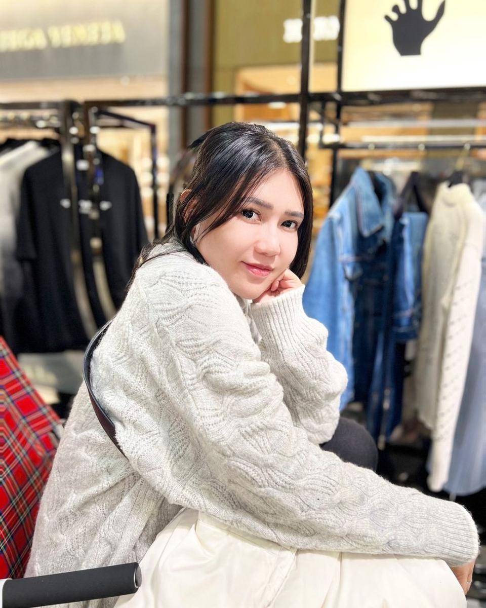 makeup natural ala Via Vallen (instagram.com/viavallen)