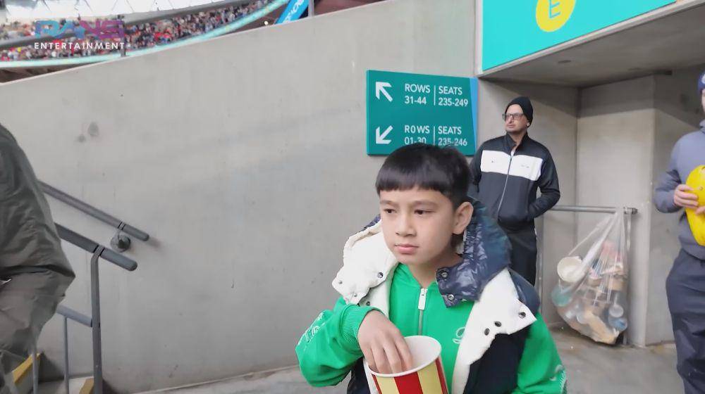 potret Rafathar nonton pertandingan Manchester City (youtube.com/ransentertainment)
