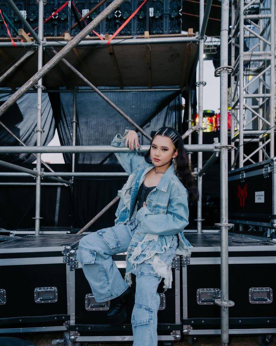 ide mix and match celana jeans ala Ziva Magnolya (instagram.com/zivamagnolya)