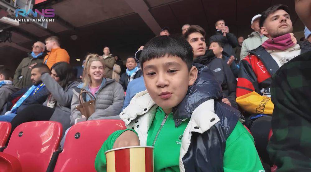 potret Rafathar nonton pertandingan Manchester City (youtube.com/ransentertainment)