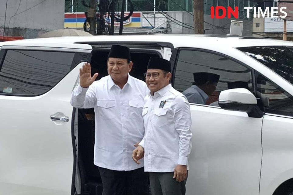 Ketua Umum PKB Muhaimin Iskandar alias Cak Imin menyambut kedatangan Presiden Terpilih Prabowo Subianto di Kantor DPP PKB. (IDN Times/Amir Faisol)