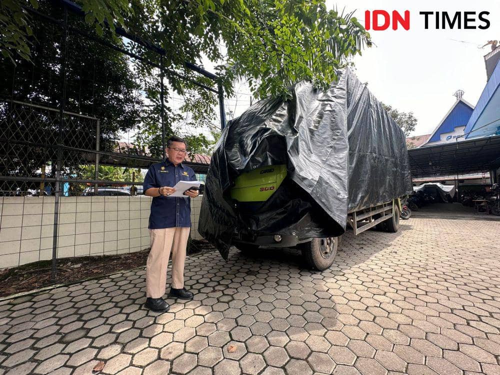 Truk yang dibawa untuk mengangkut jutaan batang rokok ilegal. (IDN Times/Teri).