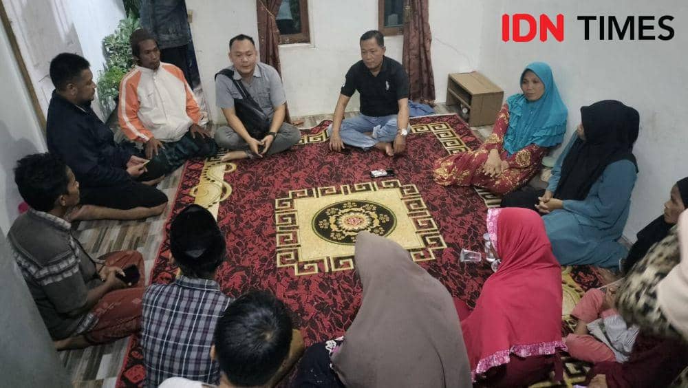 Korban langsung dimakamkan oleh pihak keluarga. (IDN Times/Polres Kubu Raya).