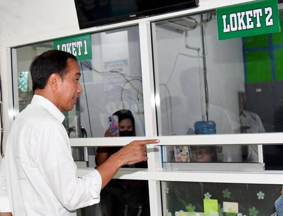 Presiden Joko Widodo meninjau Rumah Sakit Umum Daerah (RSUD) Kondosapata di Kabupaten Mamasa, Sulawesi Barat, Selasa (23/4/2024). (dok. Pemprov Sulbar)