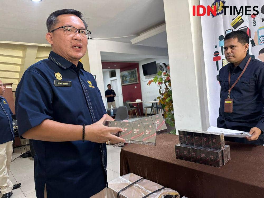 Jutaan batang rokok ilegal ini ditemukan di Kubu Raya. (IDN Times/Teri).