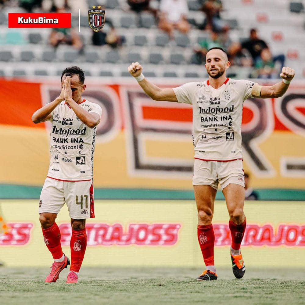 Irfan Jaya (kiri) usai mencetak gol ke gawang Persebaya Surabaya. (Instagram.com/baliunitedfc)