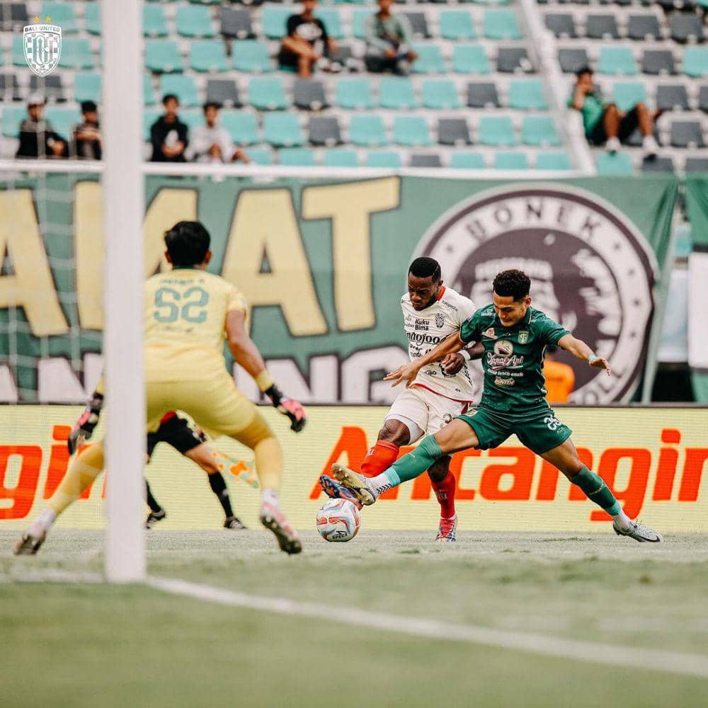 Privat Mbarga (putih) menerobos pertahanan Persebaya Surabaya. (Instagram.com/baliunitedfc)