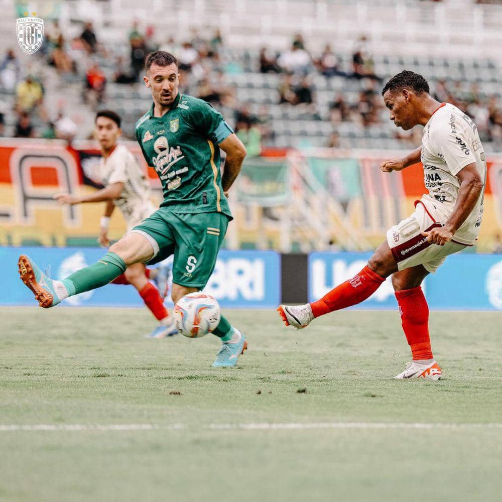 Eber Bessa (kanan) dihadang pemain Persebaya Surabaya. (Instagram.com/baliunitedfc)