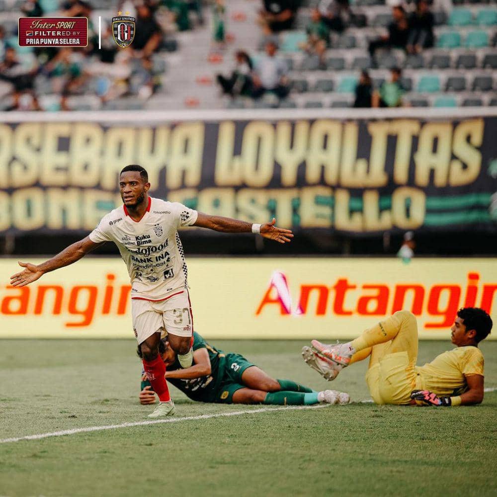 Privat Mbarga usai mencetak gol ke gawang Persebaya Surabaya. (Instagram.com/baliunitedfc)