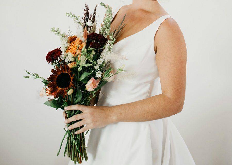 Buket bunga pernikahan (unsplash.com/Blake Cheek)
