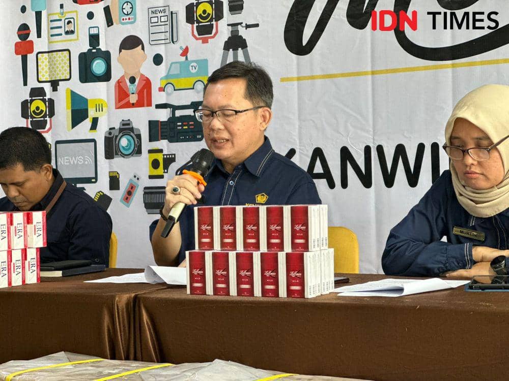 Saat ditemukan, jutaan batang rokok itu tak bertuan. (IDN Times/Teri):