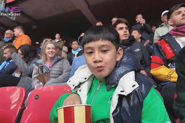 potret Rafathar nonton pertandingan Manchester City (youtube.com/ransentertainment)