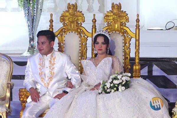 8 Potret Resepsi Kedua Putri DA, Didampingi 3 Ibu Mertua di Pelaminan