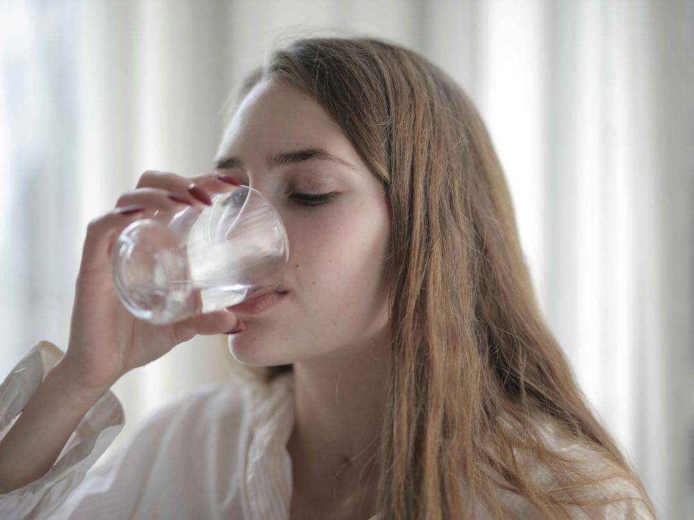 ilustrasi minum air (pexels.com/Andrea Piacquadio)